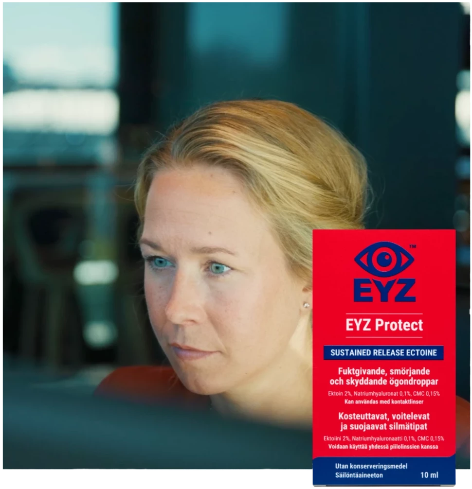 Kvinna som tittar på en skärm vilket kan leda till torra ögon
